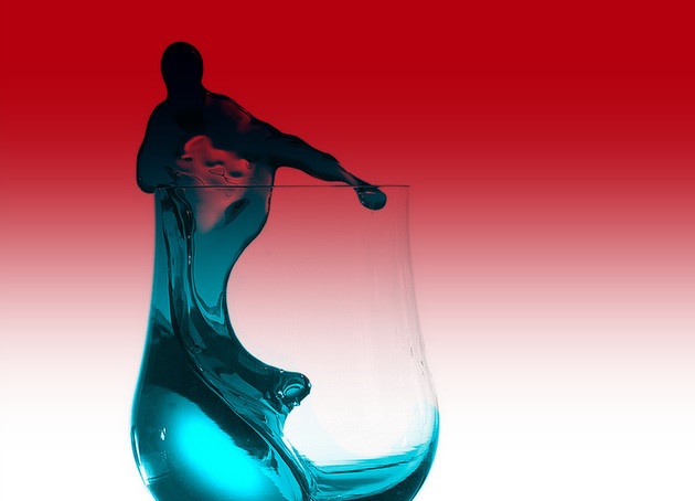 Fruwające szklanka z wodą, która odmienia ludzkie życie (fot. Teresa Howes/ freeimages.com)